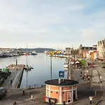 Dinbnb I The Bryggen Experience I Enjoy Life With Friends & Family 베르겐